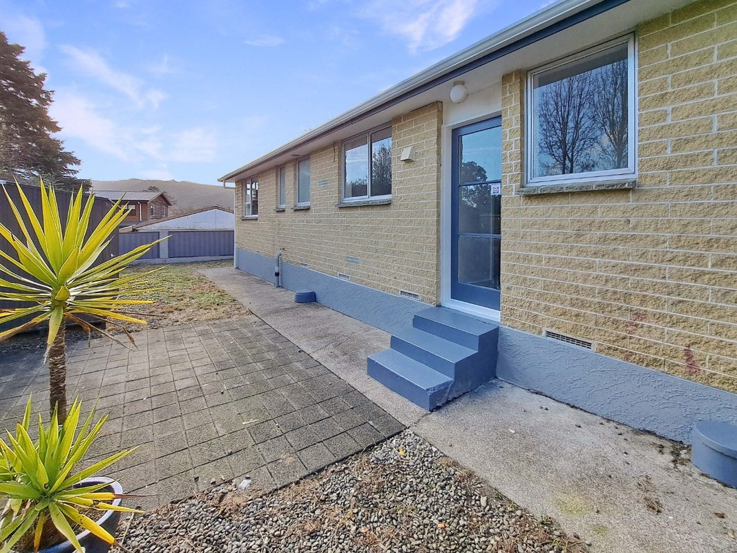 1/8 Garth Lane, Maoribank, Upper Hutt - Carousel 1