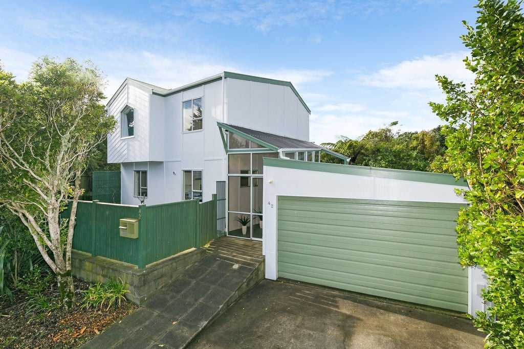 42 Wingfield Place, Churton Park, Wellington - Carousel 1