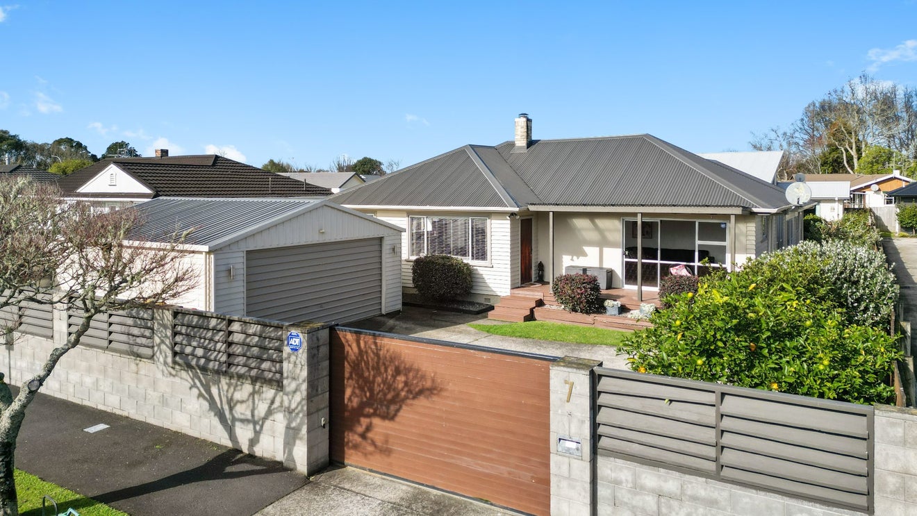 7 Martin Street, Fairfield, Hamilton - Carousel 1