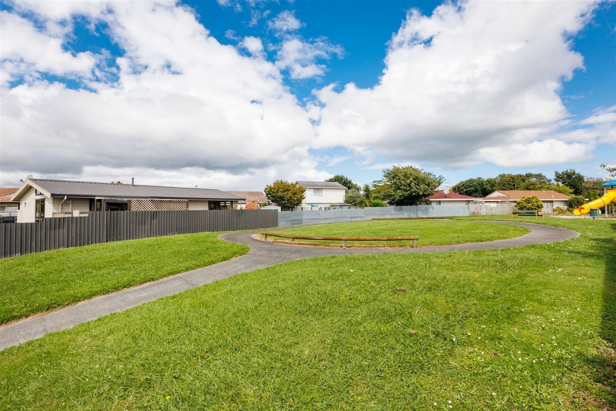 11 Waltham Court, Cloverlea, Palmerston North - Carousel 22