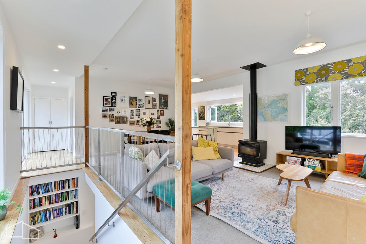 1 Miha Road, Titirangi, Auckland - Carousel 1