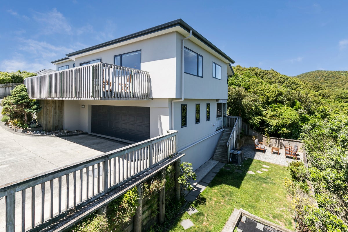 22 Landsdowne Terrace, Karori, Wellington - Carousel 1