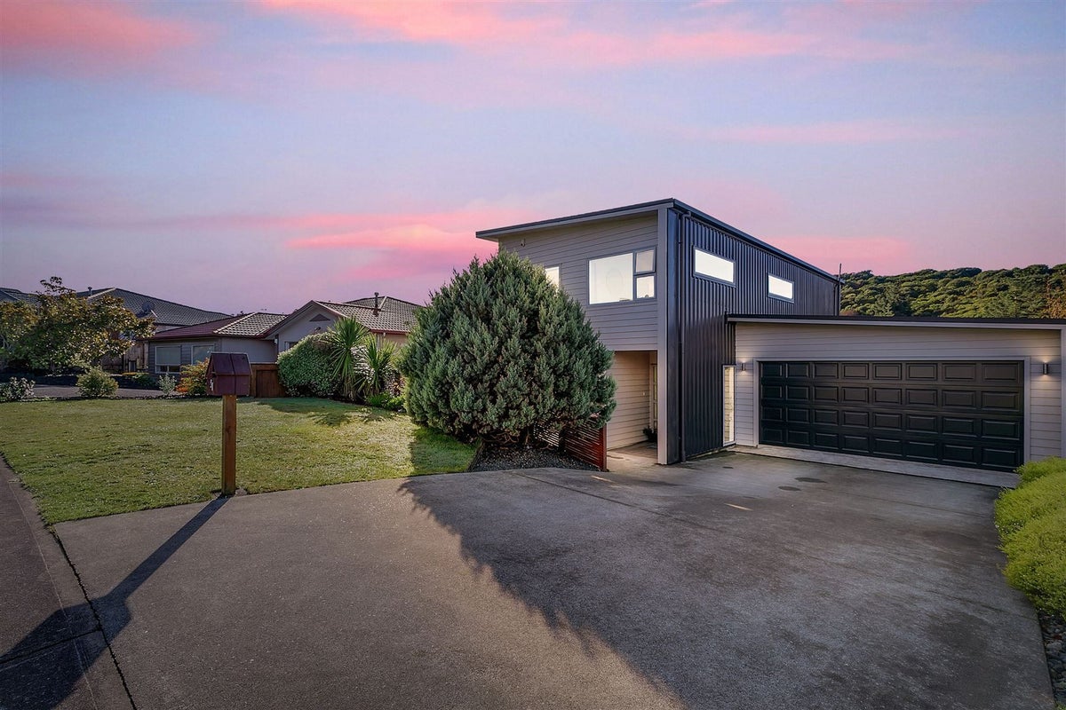 51 Te Puia Drive, Aotea, Porirua - Carousel 1
