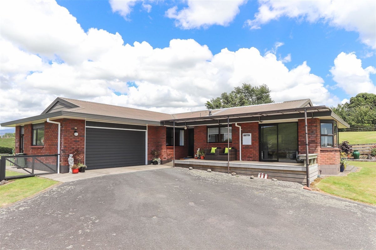 1091 Upland Road, Egmont Village, Inglewood - Carousel 1