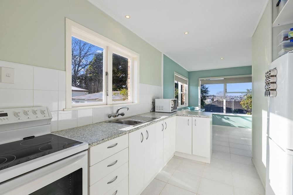 6 Diana Drive, Glenfield, Auckland - Carousel 2