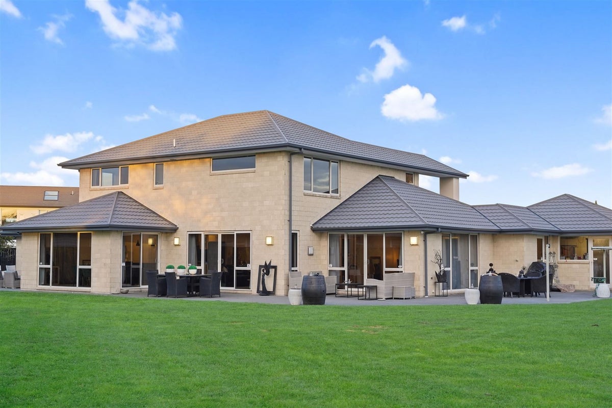 12 Queenswood Gardens, Mairehau, Christchurch - Carousel 1
