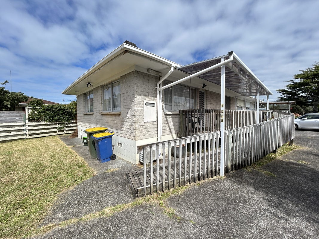 13A Pamela Place, New Lynn, Auckland - Carousel 21