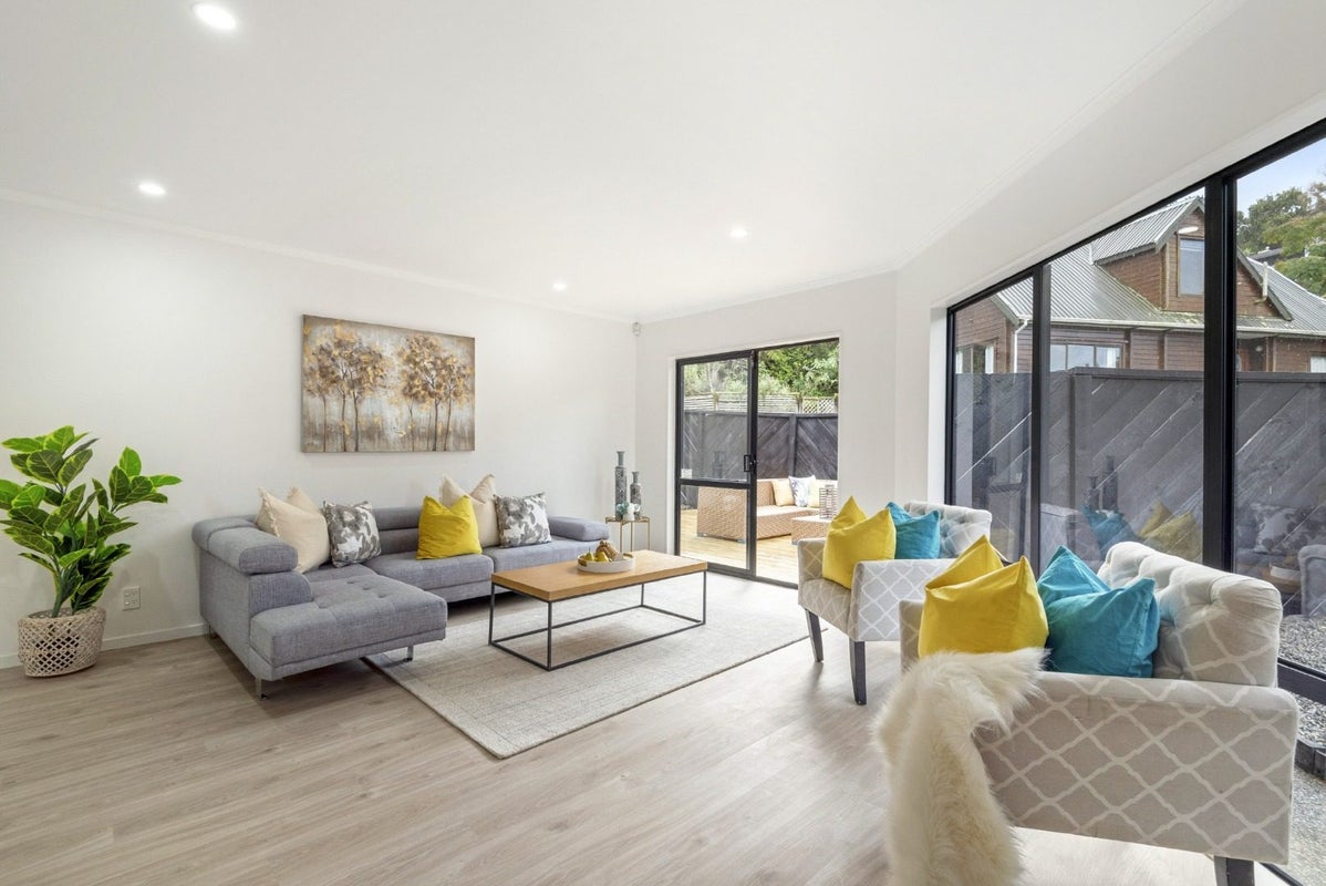 2 Stitchbird Close, Murrays Bay, Auckland - Carousel 2