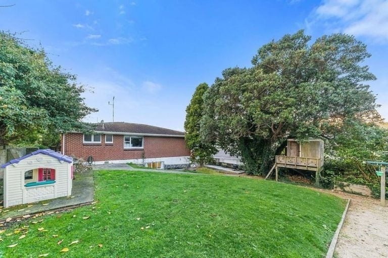 15 Lane Crescent, Tawa, Wellington - Carousel 11