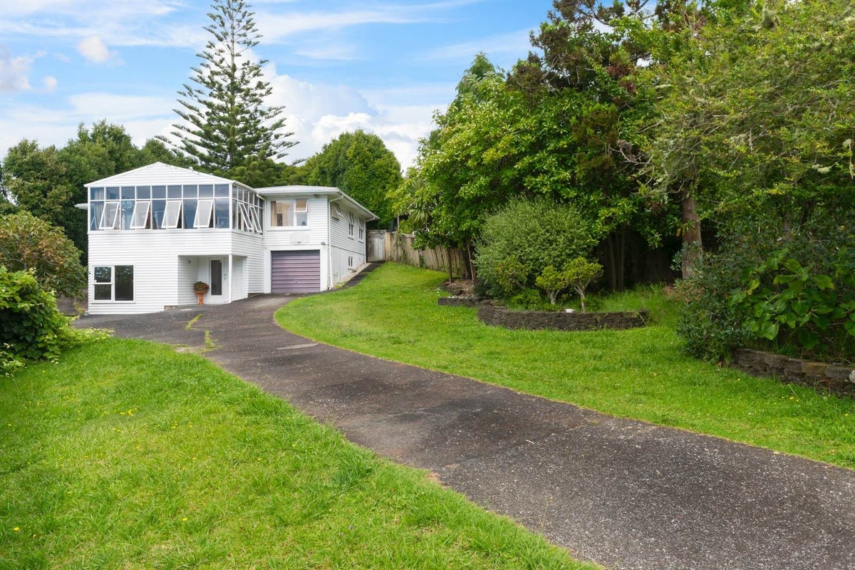 8 Roband Avenue, Glenfield, Auckland - Carousel 1