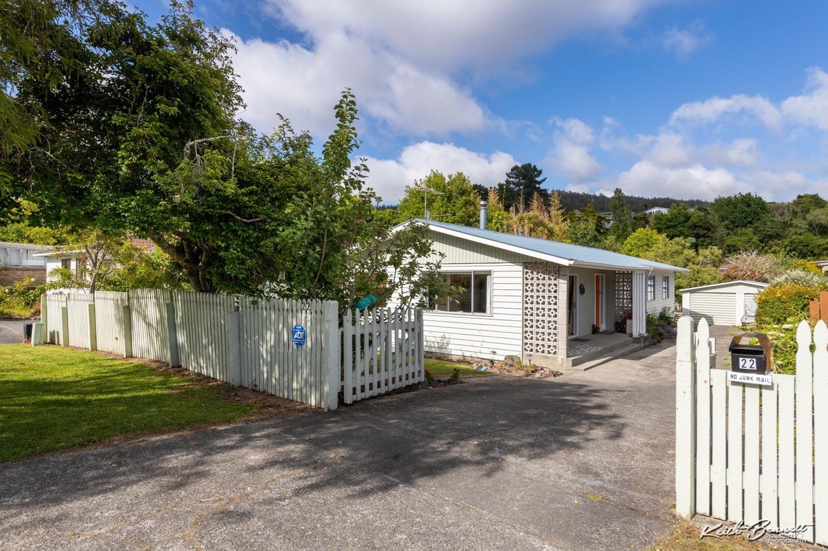 22 Blue Mountains Road, Silverstream, Upper Hutt - Carousel 2
