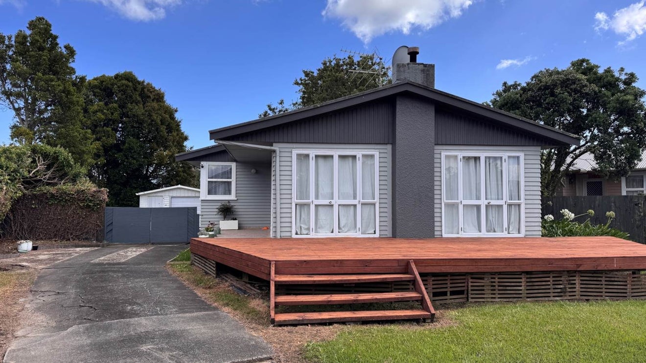 98 Edgewater Drive, Pakuranga, Auckland - Carousel 1