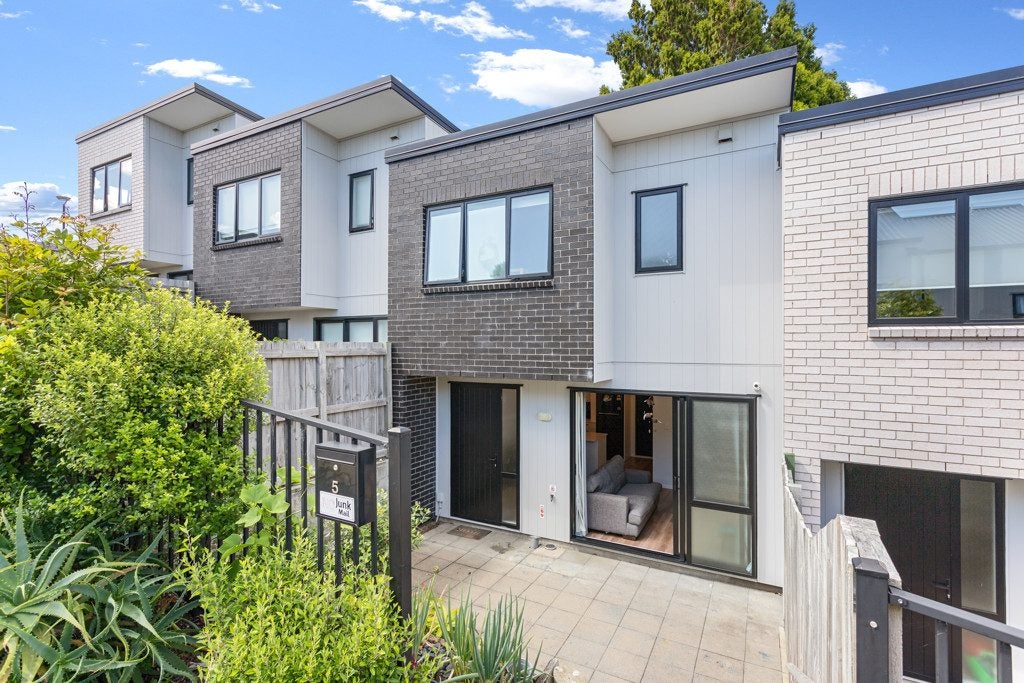 5 Tokai Place, Glen Eden, Auckland - Carousel 1