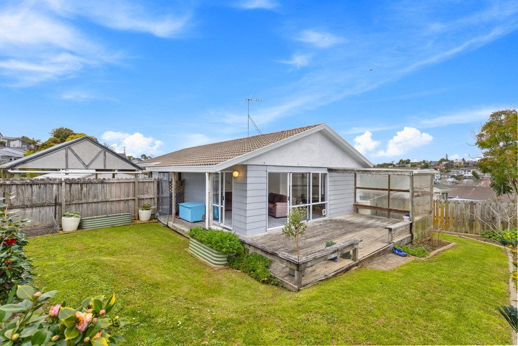 1/8 Atlantis Place, Totara Vale, Auckland - Carousel 1