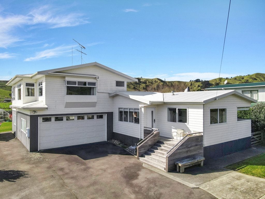 18 Karaka Road, Kawakawa Bay - Carousel 1