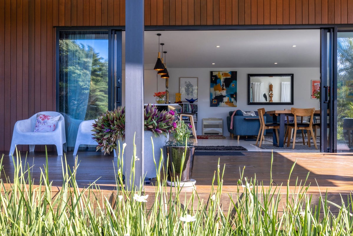 109 Queens Drive, Oneroa, Waiheke Island - Carousel 2