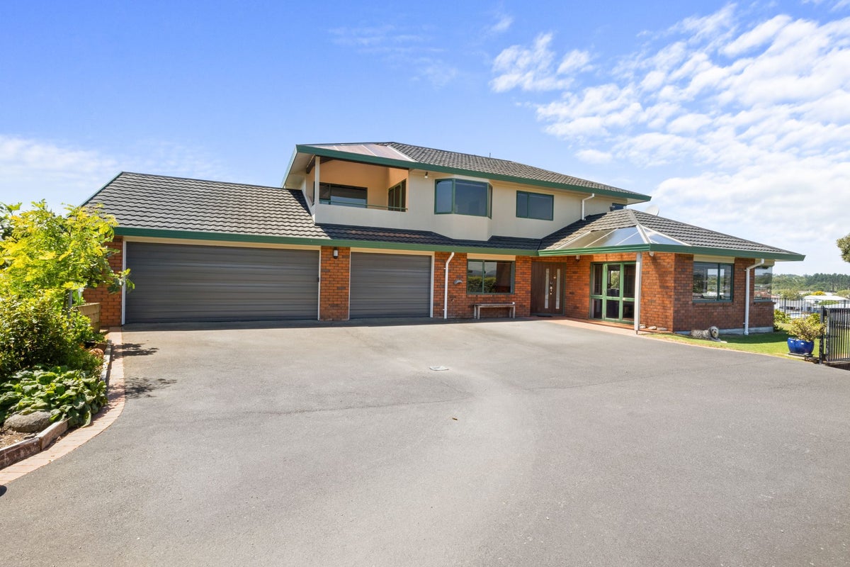 9 Sandel Rise, Merrilands, New Plymouth - Carousel 1