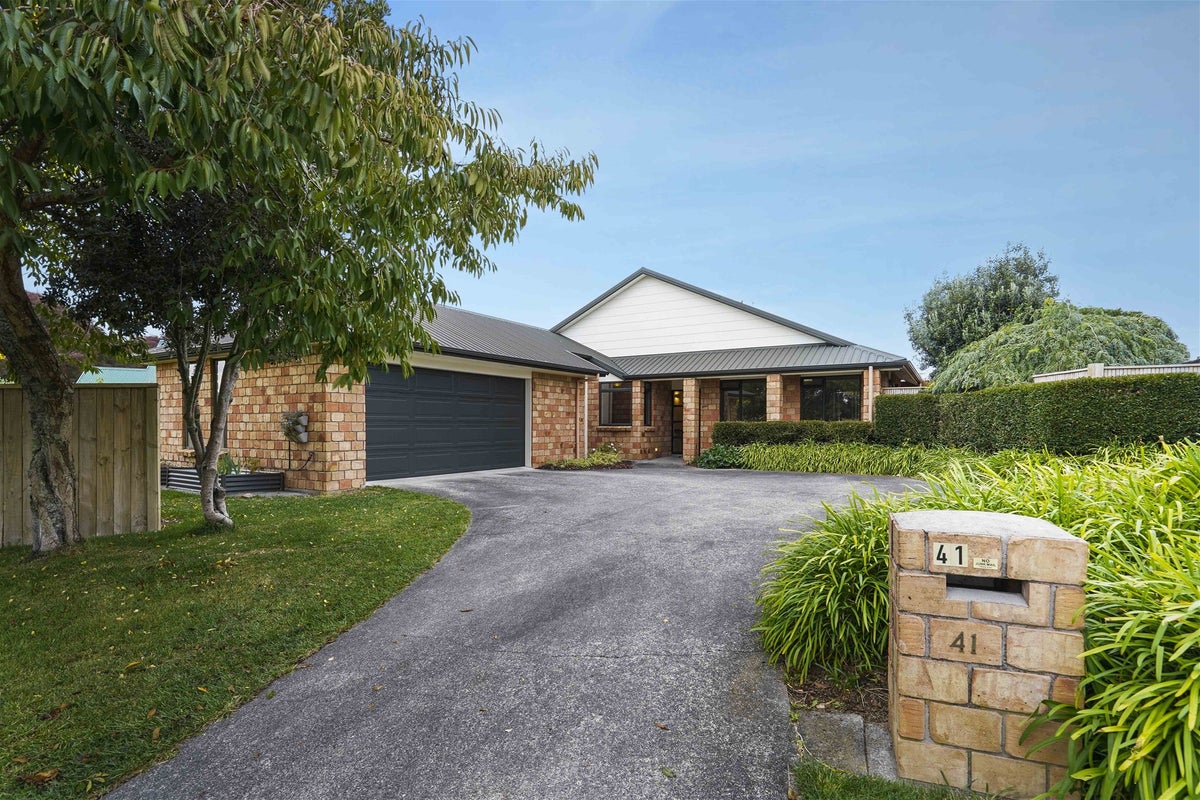 41 Cairns Crescent, Rototuna, Hamilton - Carousel 1