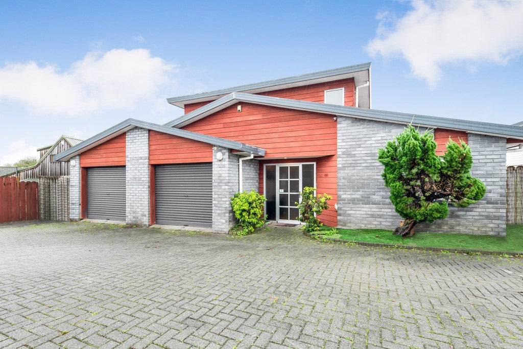 2/2 Orangewood Drive, Shamrock Park, Auckland - Carousel 1