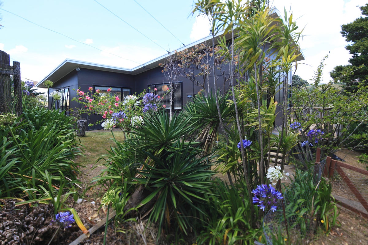 9 Matapana Road, Palm Beach, Waiheke Island - Carousel 1