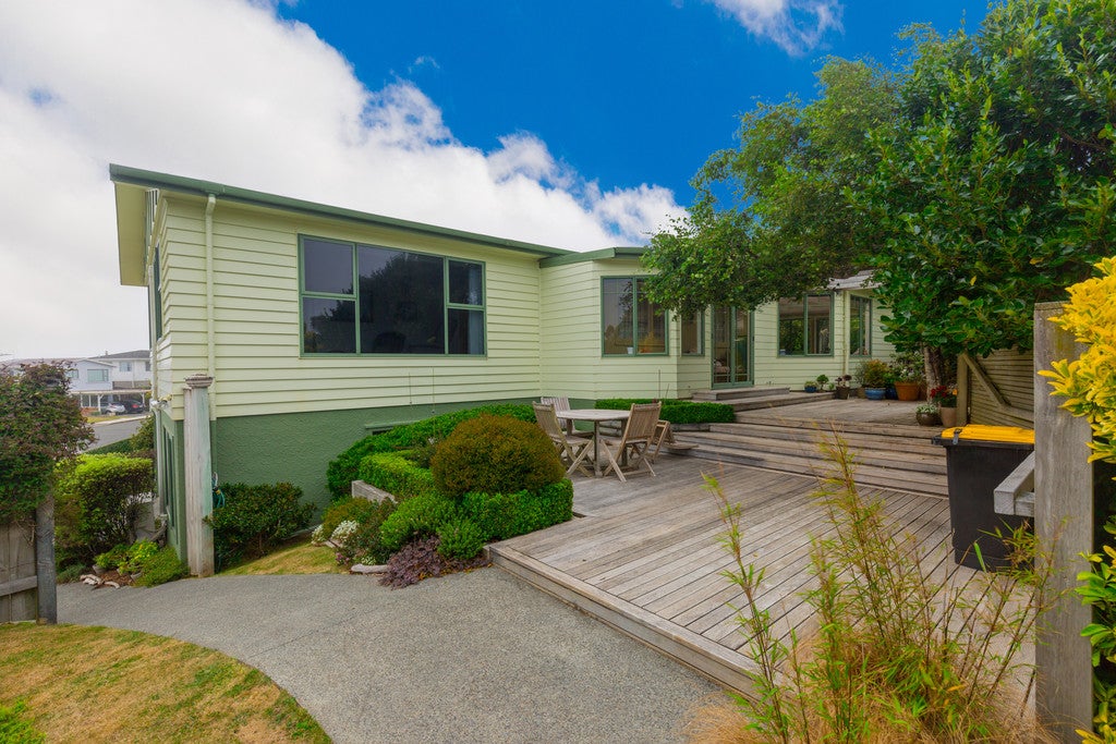 35 Somes Crescent, Newlands, Wellington - Carousel 1