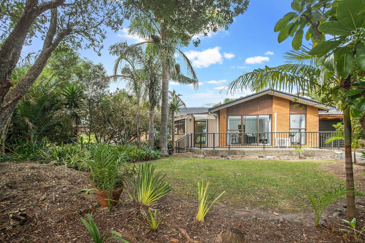6 Palm Court Drive, Glen Eden, Auckland - Carousel 2