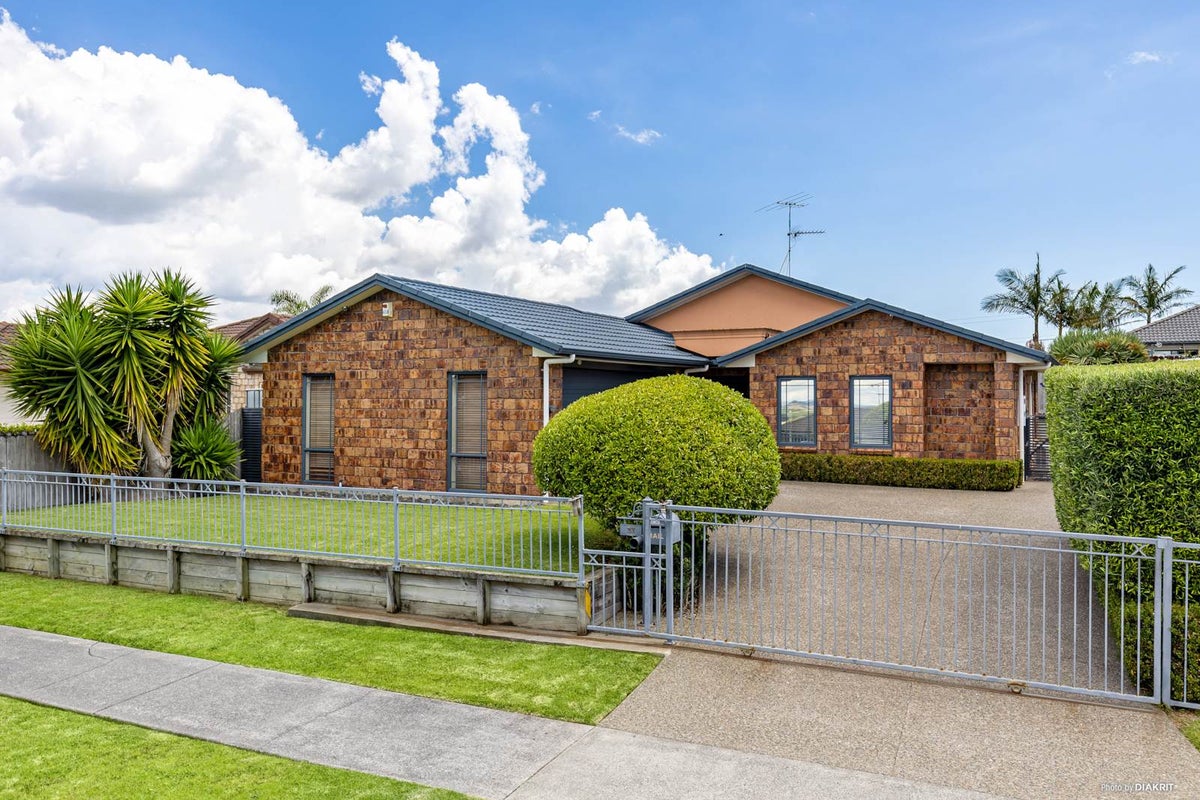 27 Norm Pellow Drive, Manurewa, Auckland - Carousel 1