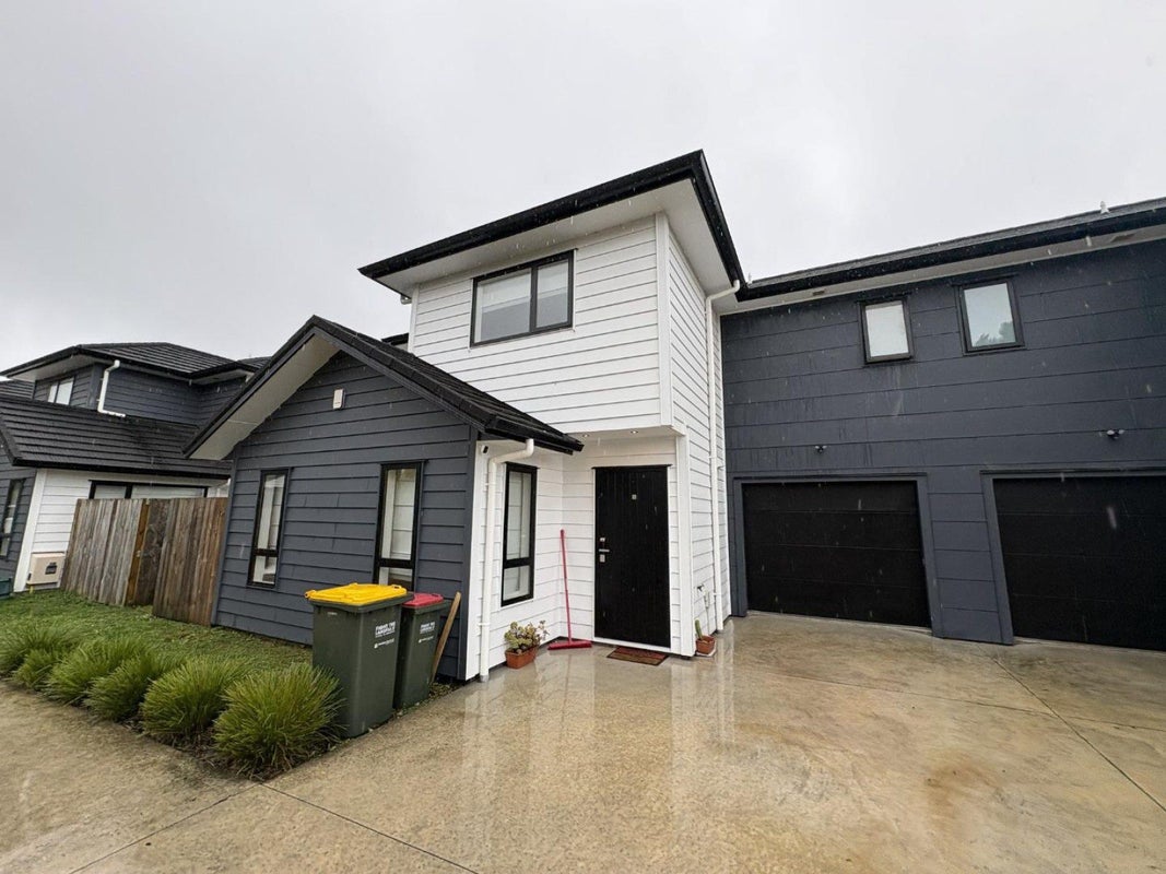 2/4 Whyte Street, Hamilton East, Hamilton - Carousel 1