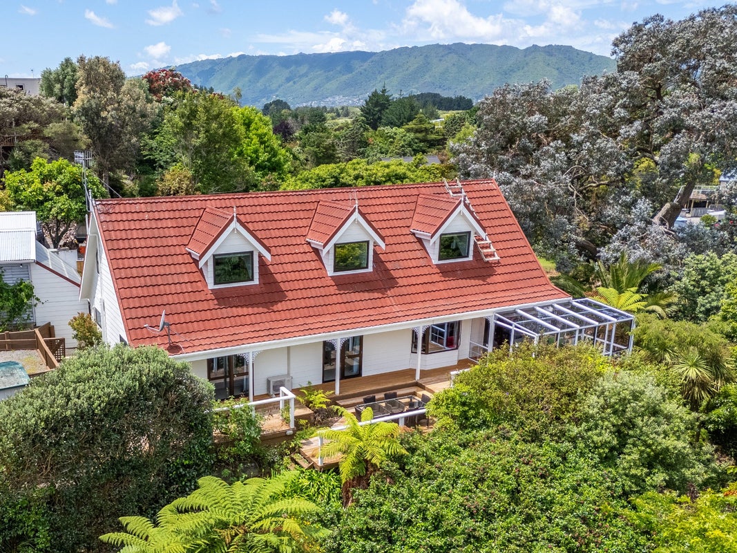 10 Pitoitoi Street, Otaihanga, Paraparaumu - Carousel 1