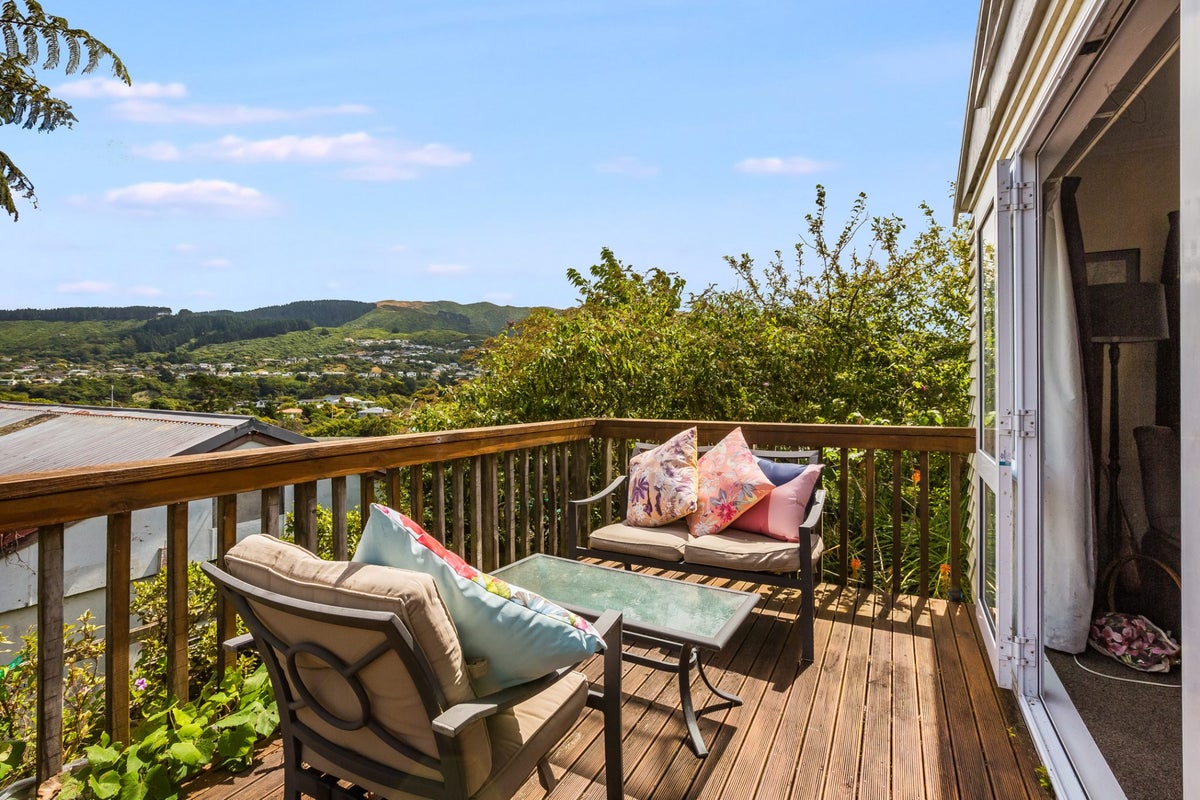 16 Raroa Terrace, Tawa, Wellington - Carousel 1