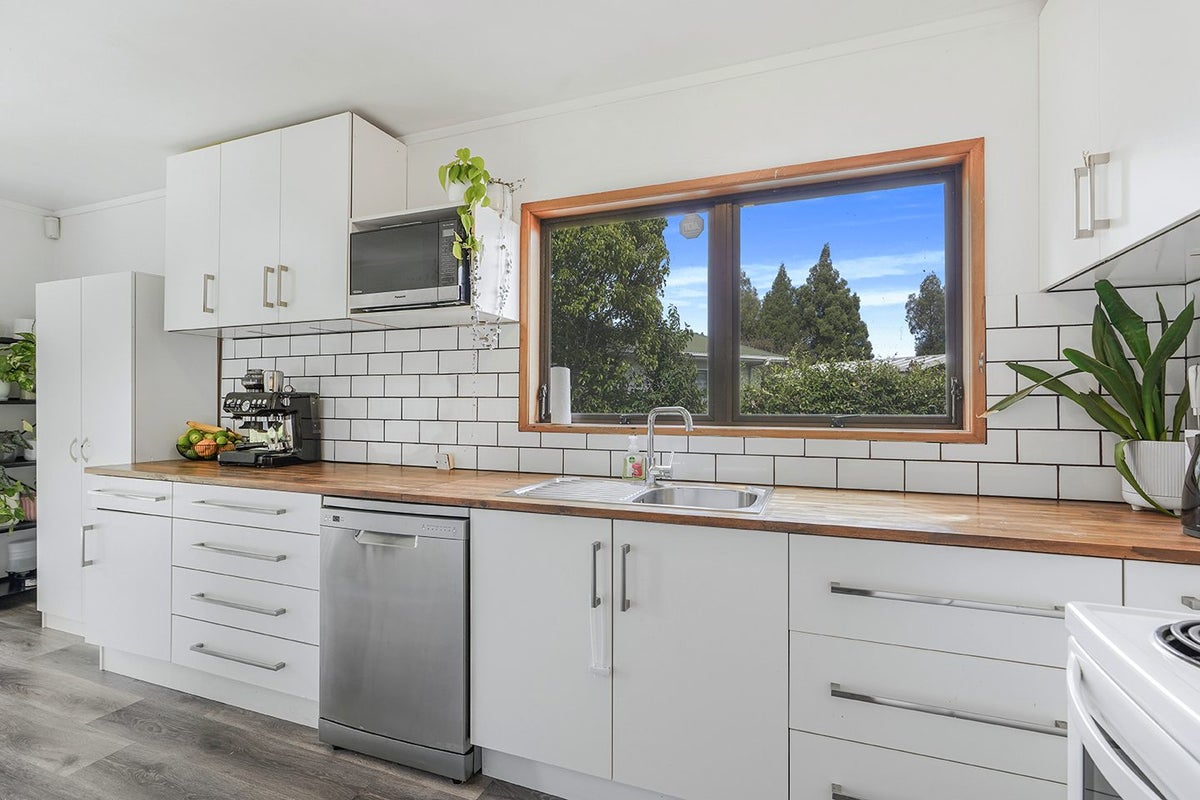74A Kahikatea Drive, Melville, Hamilton - Carousel 2