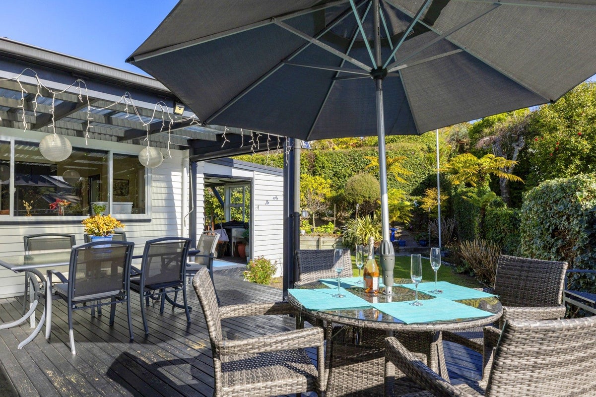 11 Earle Place, Acacia Bay, Taupo - Carousel 1