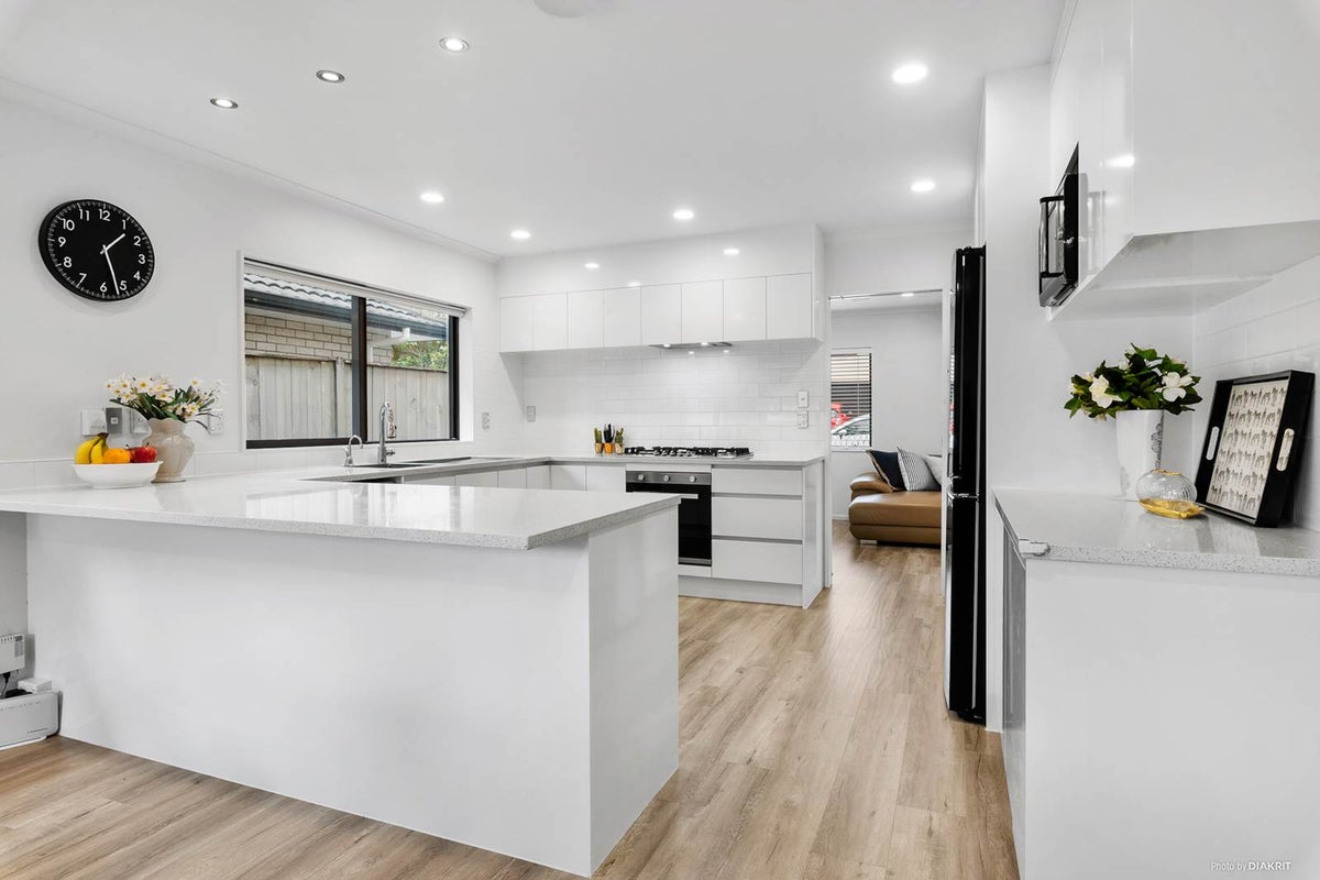 16 Bridgefield Crescent, Flat Bush, Auckland - Carousel 2