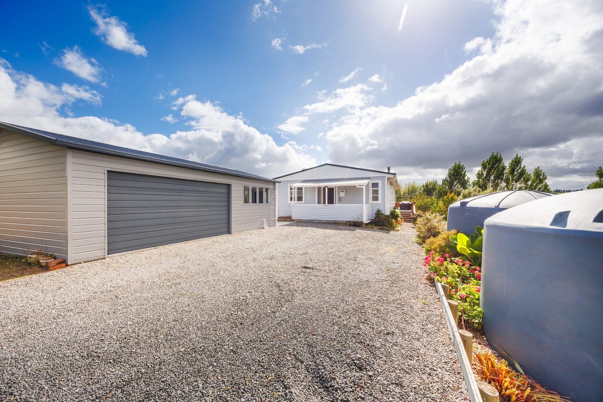 42 Hastings Street, Halcombe, Feilding - Carousel 1