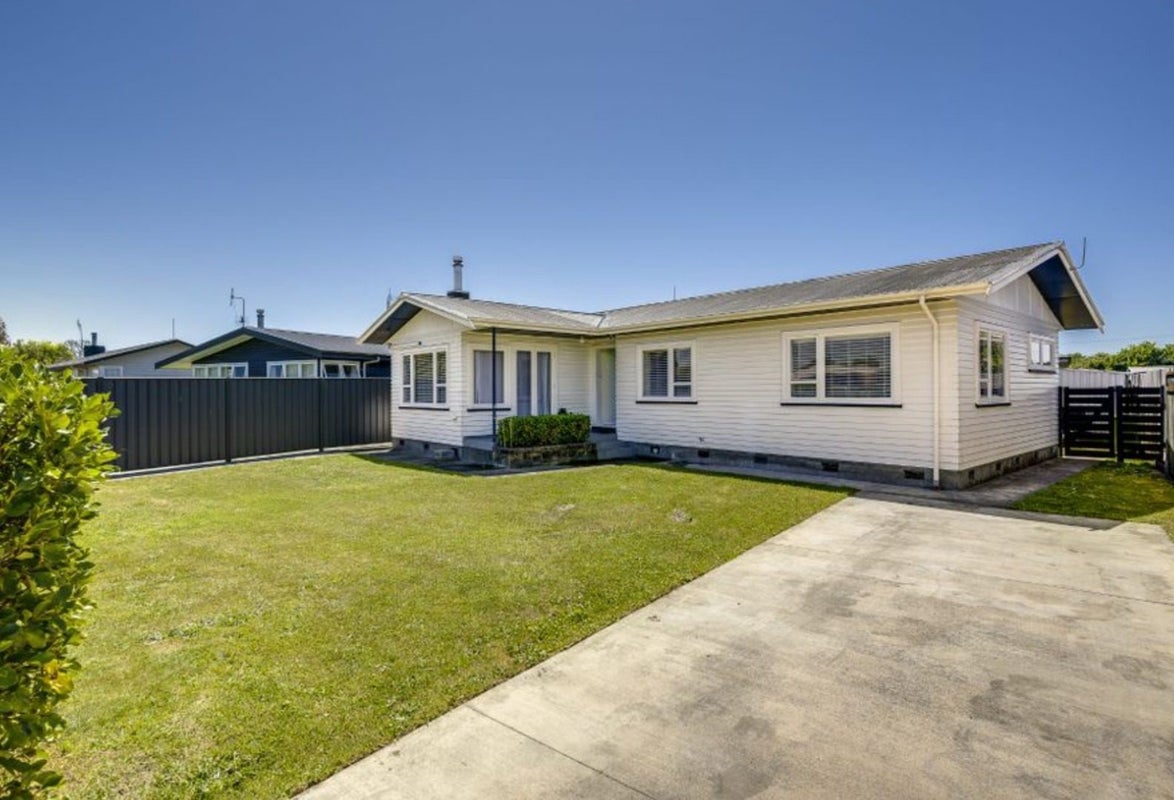 11 Magdalen Crescent, Pirimai, Napier - Carousel 1