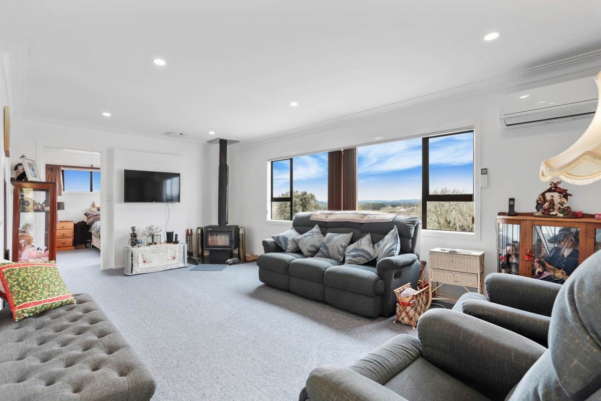 34 Hobsonville Road, West Harbour, Auckland - Carousel 2