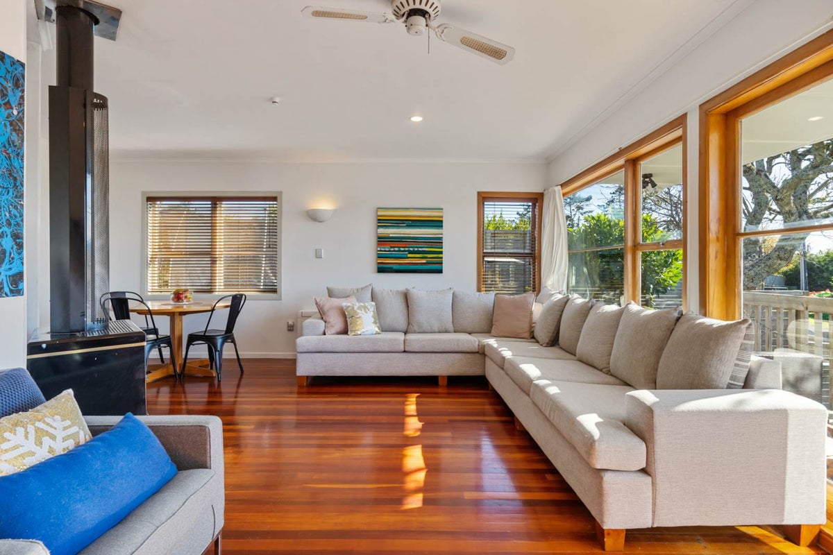 43 Fairmount Road, Titirangi, Auckland - Carousel 2