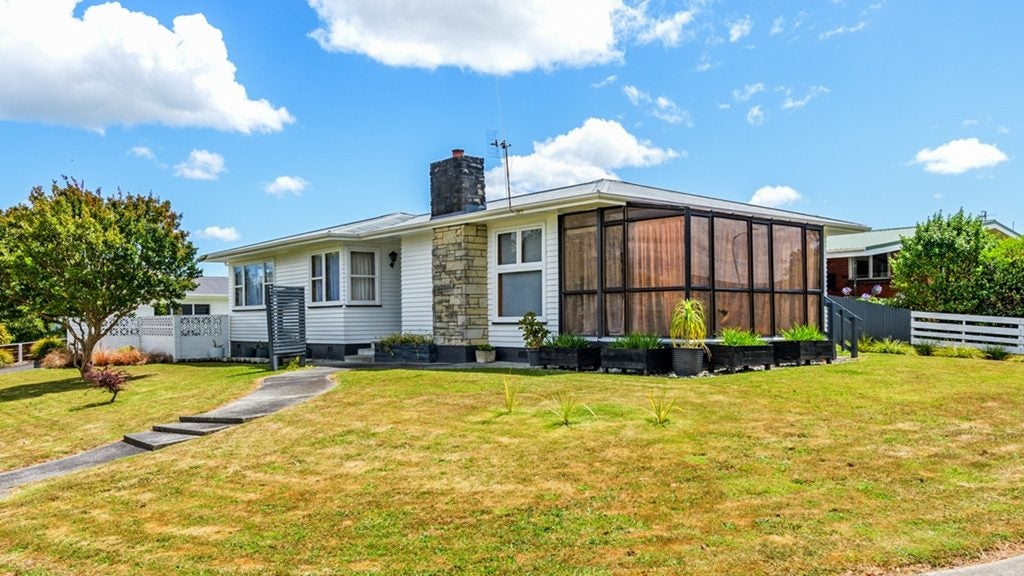 10 Wairau Place, Kelvin Grove, Palmerston North - Carousel 1