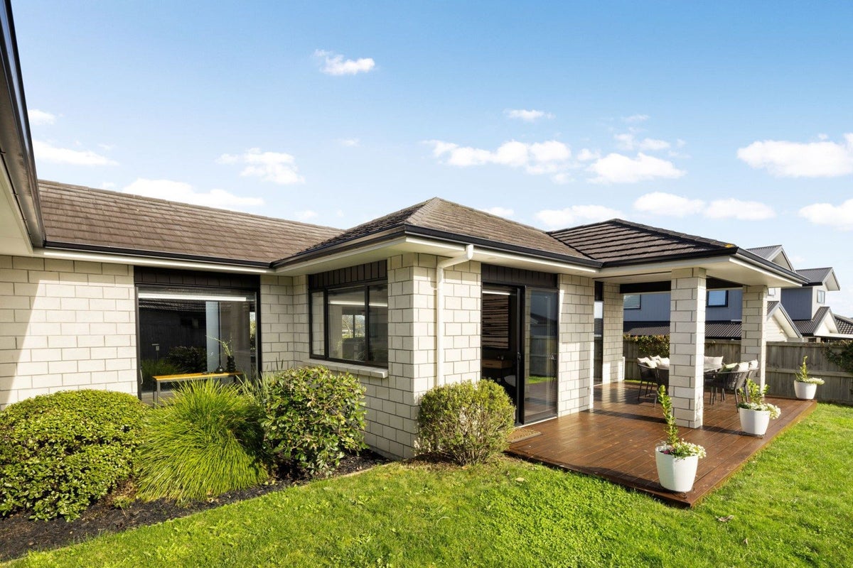 4 Jennian Avenue, Rototuna North, Hamilton - Carousel 1