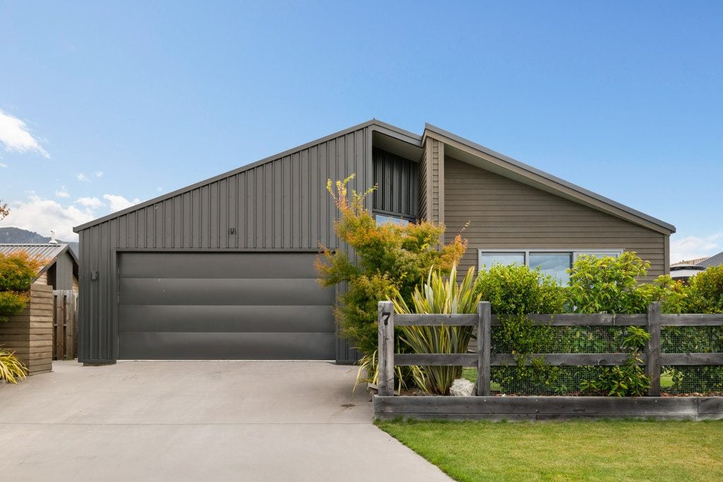 7 Armidale Crescent, Wanaka, Wanaka - Carousel 1