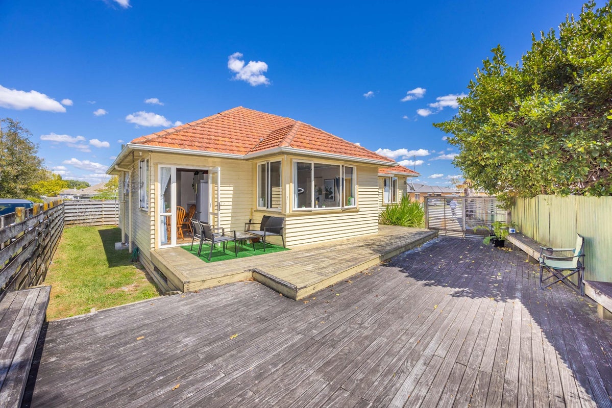 15 Wingate Street, Bader, Hamilton - Carousel 1