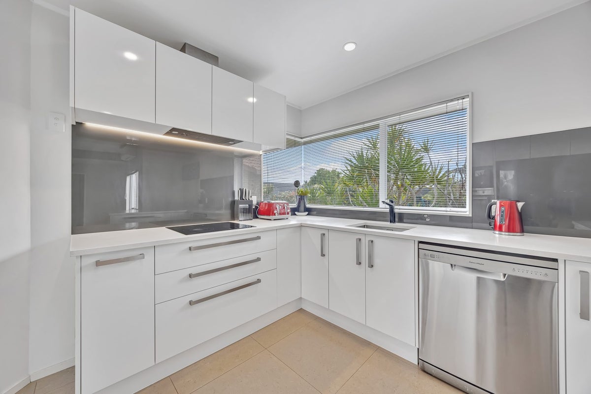 6 Hanly Close, West Harbour, Auckland - Carousel 2