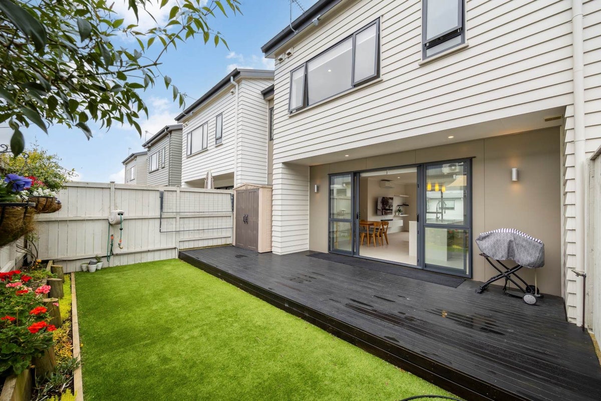 9 Tia Road, Flat Bush, Auckland - Carousel 1