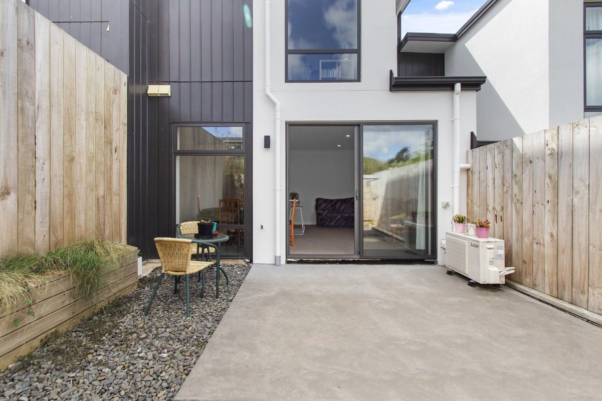 9/25 Thackeray Street, Hamilton Lake, Hamilton - Carousel 16