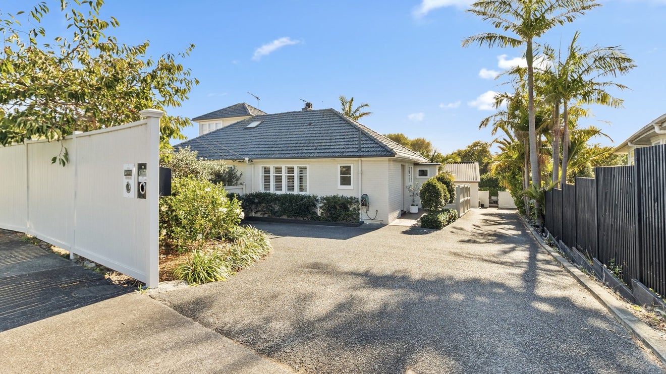 55 Premier Avenue, Point Chevalier, Auckland - Carousel 1