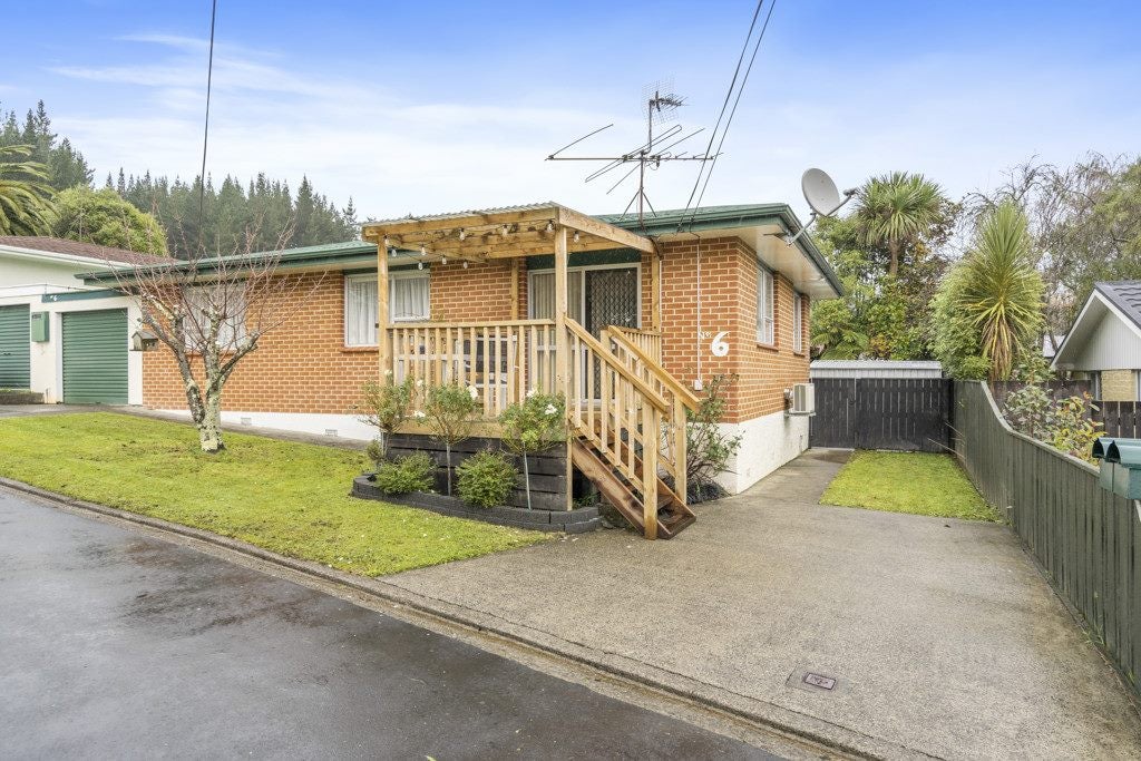 6 Garth Lane, Maoribank, Upper Hutt - Carousel 1