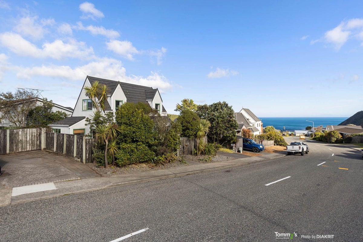 60 Frobisher Street, Island Bay, Wellington - Carousel 1
