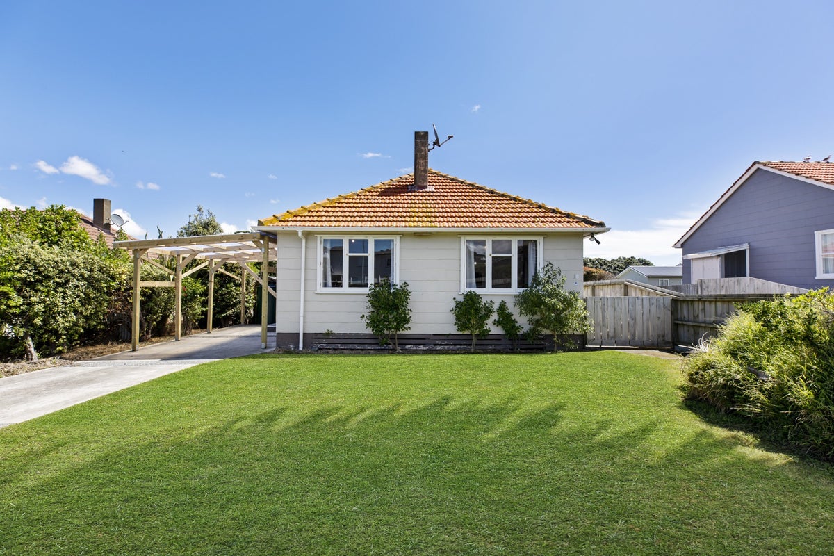 18 Kapiti Crescent, Titahi Bay, Porirua - Carousel 1