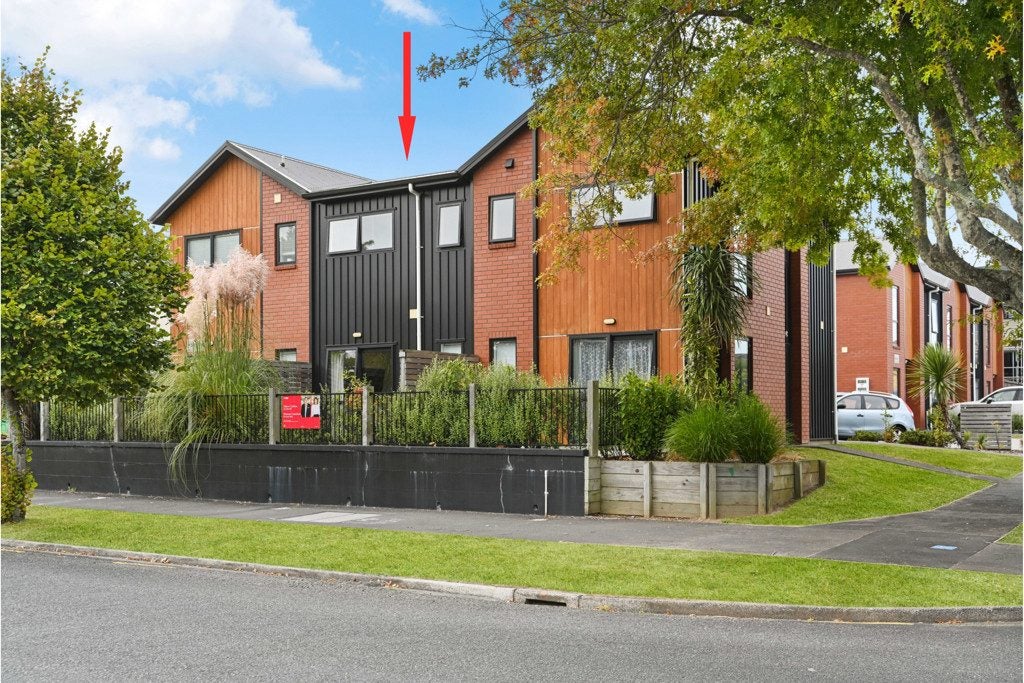 2/13 Palmerston Street, Hamilton Central, Hamilton - Carousel 1