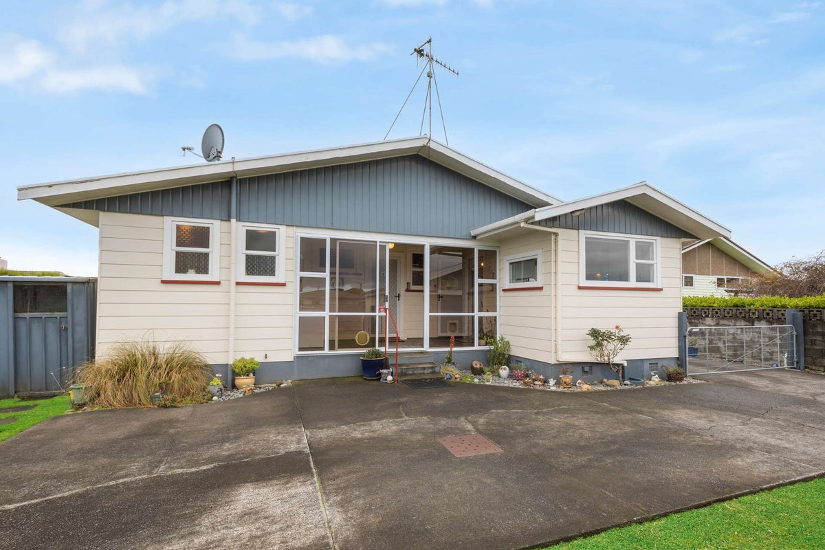13 Exeter Crescent, Springvale, Whanganui - Carousel 2